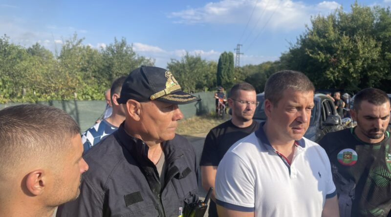 Пожарът на „Седми километър“ е локализиран, екипите от 8 институции продължават да работят на място