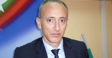 Министърът на образованието и науката ще инициира дебат относно забраната за използване на социални мрежи от деца под 15 години