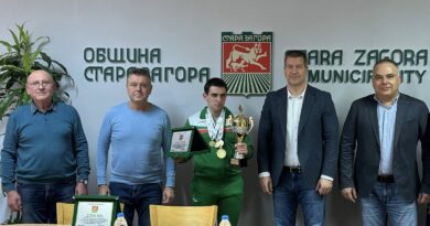Кметът Живко Тодоров отличи с плакети триатлонеца  Стоян Георгиев и неговия треньор