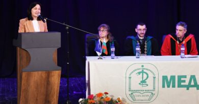 „Бъдете успешни в хуманната професия с ум, воля и сърце“, пожела на абсолвентите заместник-кметът на Стара Загора Надежда Чакърова