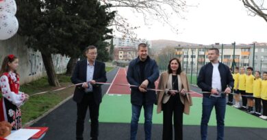 „Децата го заслужават и ние ще продължим да обновяваме училищните дворове“, заяви кметът Живко Тодоров при откриването на новите спортни
