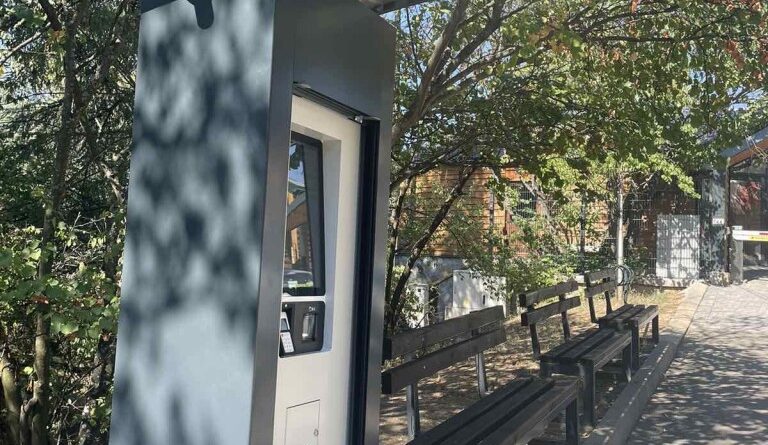 Апаратът за билети пред входа на Зоопарка е на разположение на посетителите   