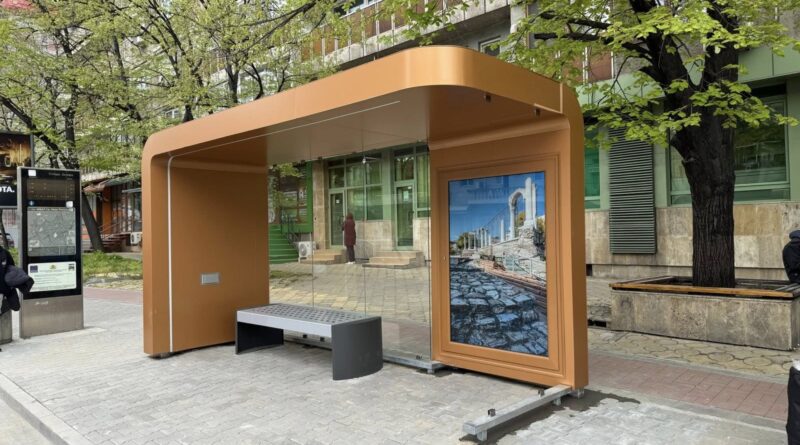 Община Стара Загора представи първия нов модерен заслон на спирка от градския транспорт