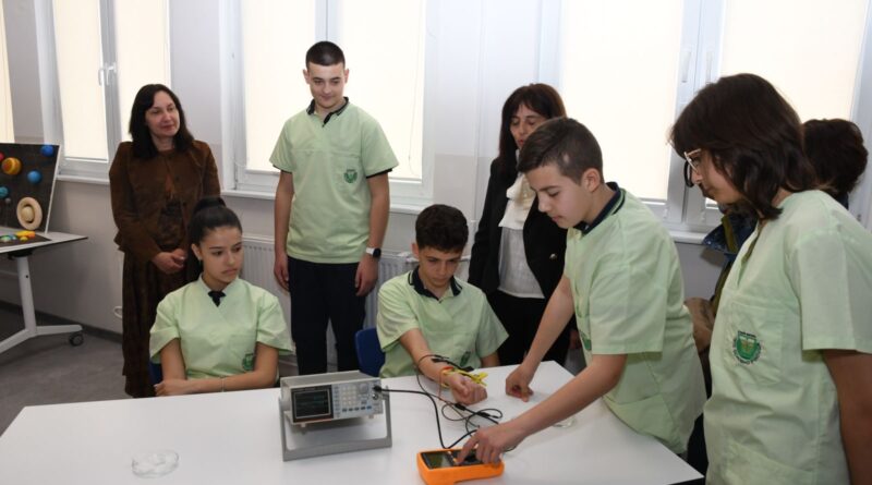 Зам.-кметът Надежда Чакърова откри нов STEM център в Пето основно училище „Митьо Станев“