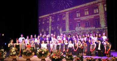 за Искрено и лично за спектакъла „Пътеки“ на Гимназия с преподаване на чужди езици „Ромен Ролан“