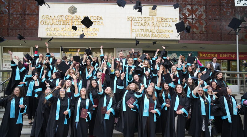 С диплома в ръка и мечти напред: 267 магистри по педагогика поемат своя път