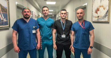 Съдови хирурзи спасиха пациент чрез модифициран стент-графт заради огромна коремна аневризма