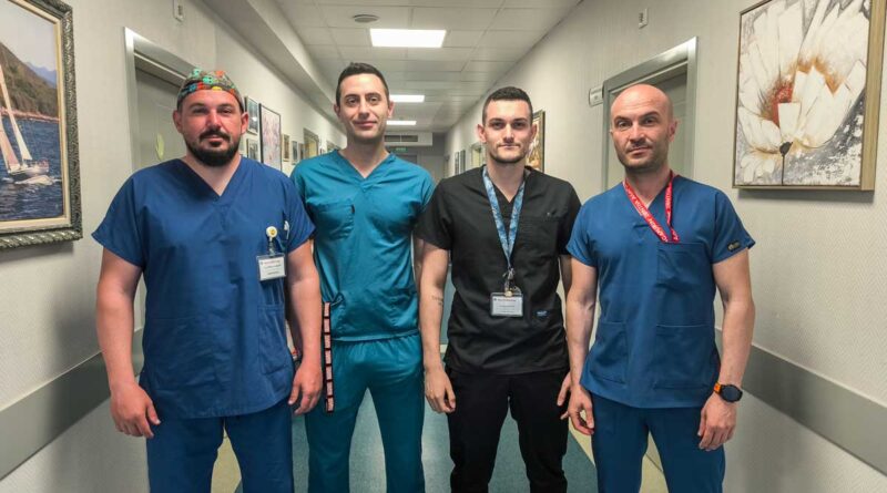 Съдови хирурзи спасиха пациент чрез модифициран стент-графт заради огромна коремна аневризма