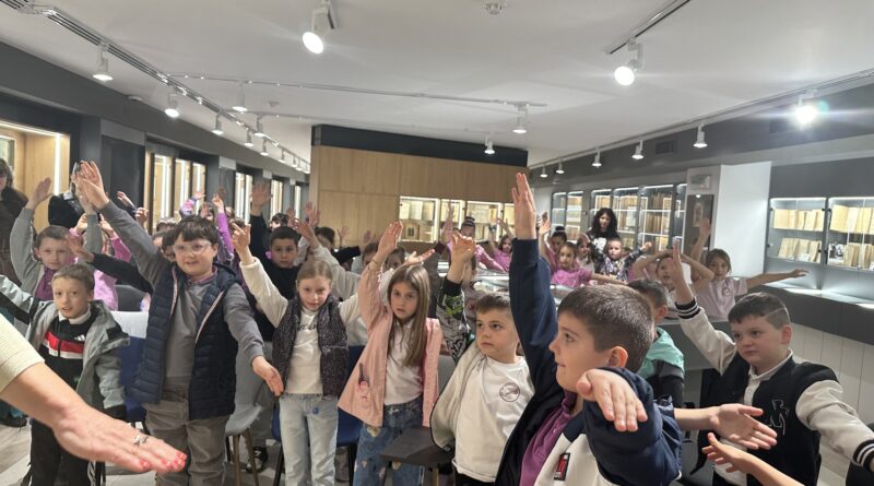 Деца редиха стихове и рими с писателката Надежда Станилова