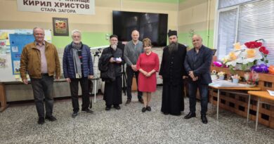 В ОУ „Кирил Христов“ гостуваха игуменът на Зографския манастир и писателят Димо Узунов