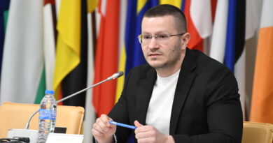 Паметникът „Братската могила“ в парк „Пети октомври“ остава в сегашния си вид