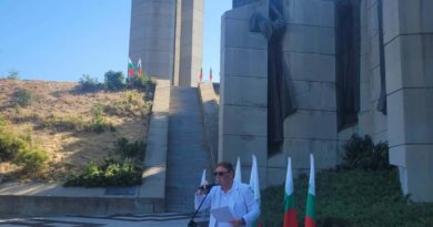 Поетът Йордан Пеев: „Нека никога не забравяме дните, в които Стара Загора бе потопена в кръв и пламъци и заличена от картата на света.“