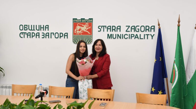 Зам.-кметът Надежда Чакърова поздрави единствената пълна отличничка на НВО за 7. клас извън София Зам.-кметът Надежда Чакърова поздрави единствената пълна отличничка на НВО за 7. клас извън София