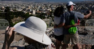 Изследователи разработиха лилава материя, която да се използва за създаване на охлаждащи дрехи