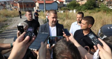 Кметът Живко Тодоров: „Днес сложихме край на извършеното по време на прехода незаконно строителство в кв. „Лозенец“. Превзетите площи са вече свободни и на мястото на незаконните къщи ще залесим гора”