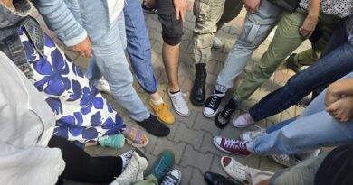 Старозагорският куклен театър се включва в Деня на различните обувки.