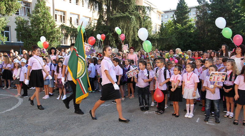 Новата учебна година започва на 15 септември, две дълги почивки ще имат учениците през пролетта Новата учебна година започва на 15 септември, две дълги почивки ще имат учениците през пролетта
