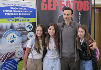 Бербатов прекара часове с децата на Стара Загора – и на стадиона, и в училище Бербатов прекара часове с децата на Стара Загора – и на стадиона, и в училище